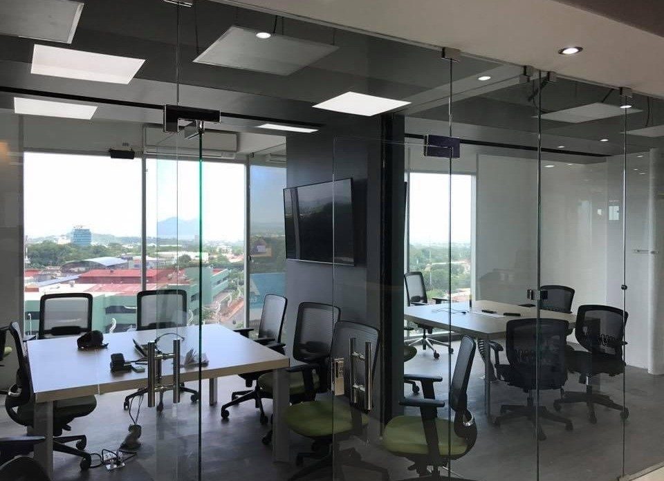 Oficinas con divisiones de vidrio